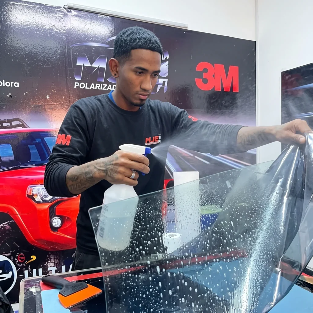 Instalación de polarizado de carbono 3M con acabado mate sobre lunas de auto en La Victoria