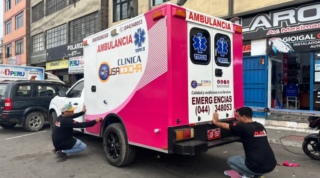 Imagen de portada de la sección de ploteo vehicular en MJE Polarizados La Victoria. Se muestra un auto en proceso de wrapping con vinilo de alta durabilidad.