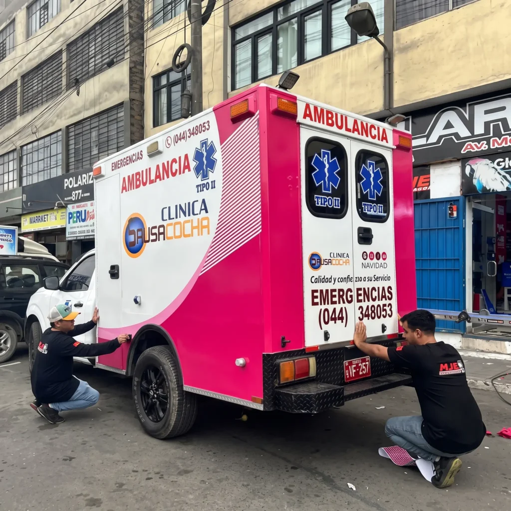 Técnico aplicando ploteo vehicular con tecnología de hilo de corte knifeless tape para no usar cutter ni rayar la pintura original en La Victoria