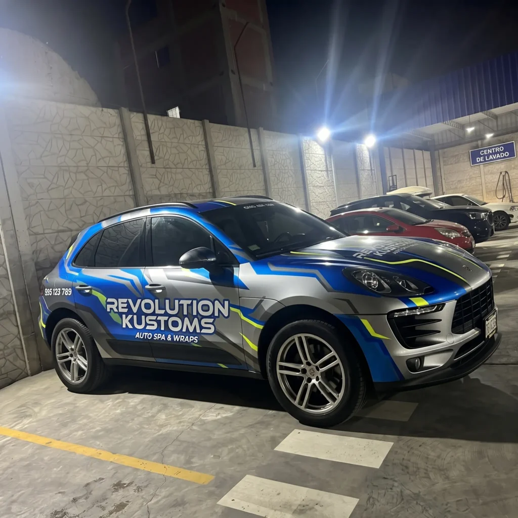 Proceso de ploteo vehicular dentro de taller cerrado libre de polvo en MJE Polarizados La Victoria con garantía escrita